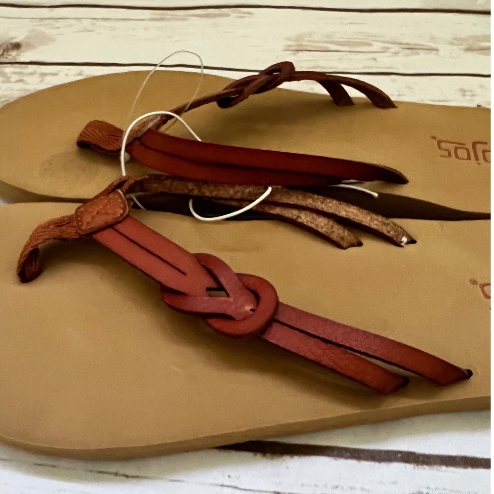 NEW Flojos Sandals Tan Brown Faux Leather Knot Detail Flip Flops Size 6 - Picture 2 of 5